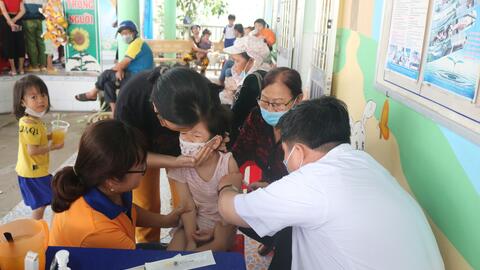 Trung tâm y tế thị xã Giá Rai triển khai tiêm vắc xin bại liệt (IPV) cho trẻ em từ 24 đến 48 tháng tuổi.